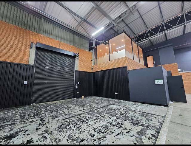530M² WAREHOUSE TO LET IN LONGLAKE